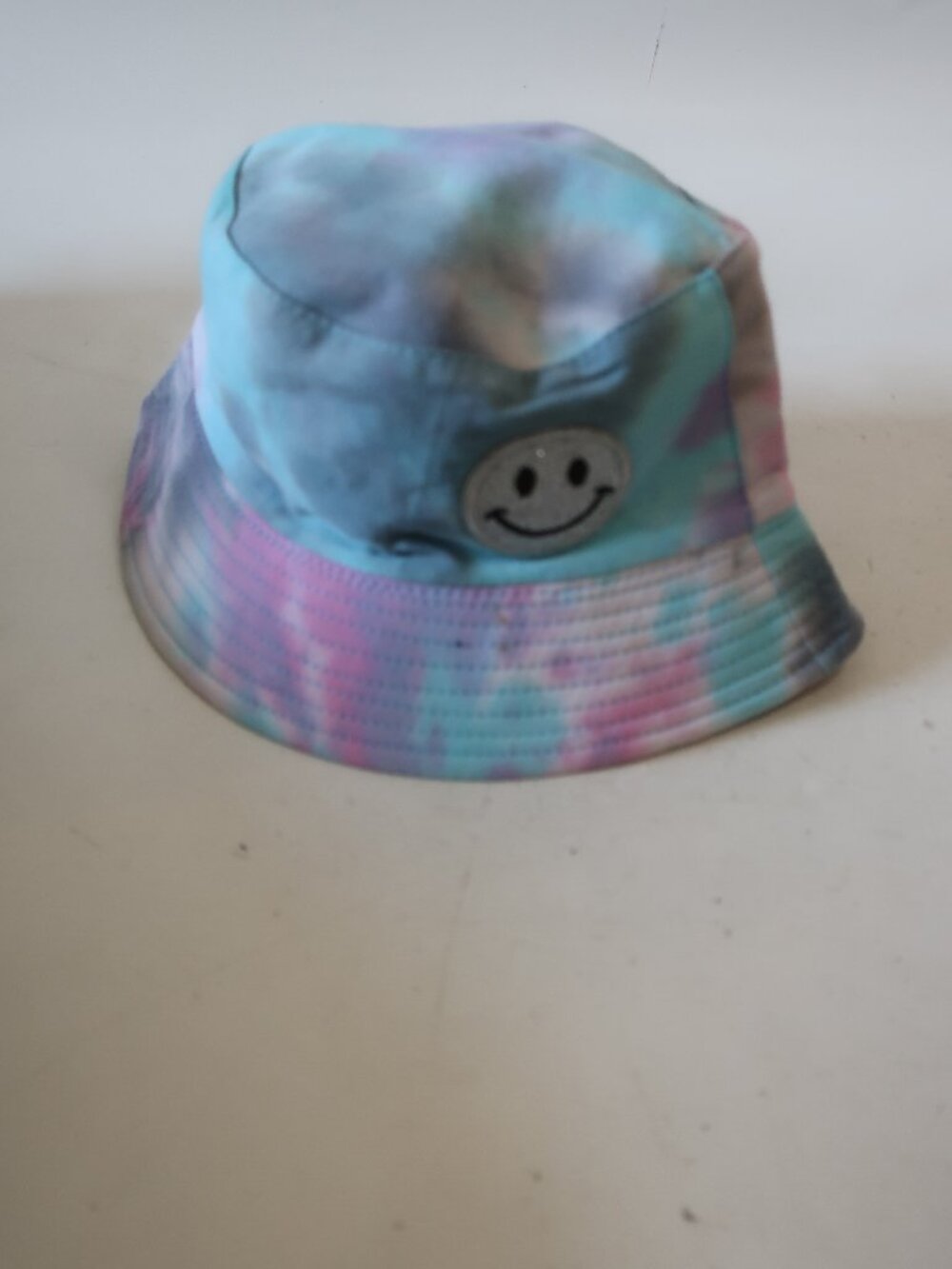 NWOT Womens Tina Demel Blue Tie-Dye Canvas Bucket Hat W/Smiley Face